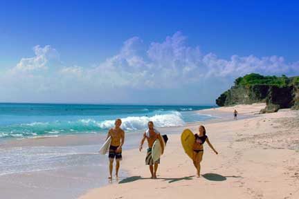 Dreamland beach surf friends NextLevel Surfcamp Bali